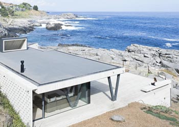 Maison contemporaine à la mer